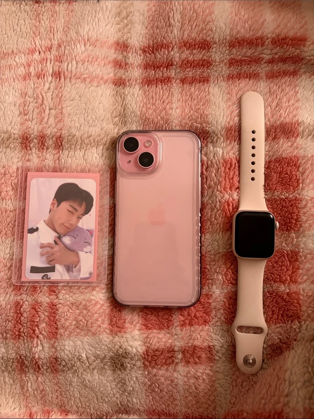 Apple 15 iPhone with SE White Apple Watch